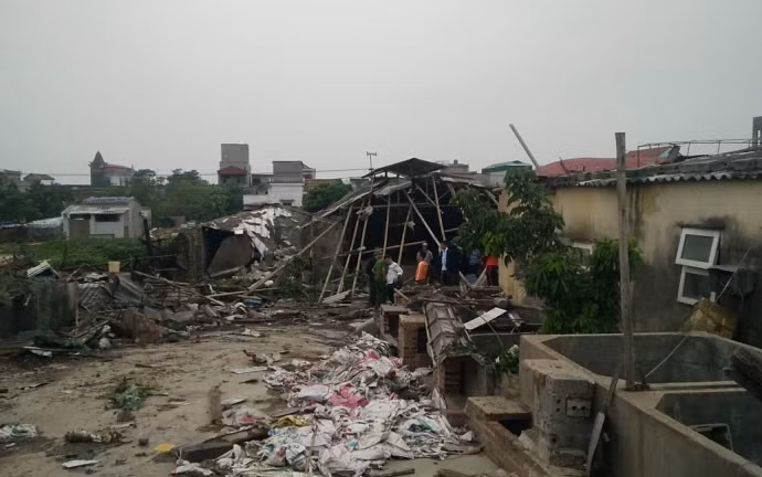 Không chỉ gây thiệt hại về người mà nhiều tài sản cũng bị ảnh hưởng trầm trọng. Toàn bộ xưởng chế biến don khoảng 100m2 lợp bằng ngói và tôn bị sập sau vụ nổ. Nguồn ảnh: Giao thông.