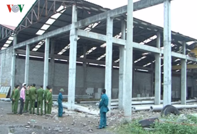 Lực lượng chức năng khám nghiệm hiện trường vụ nổ lò hơi Thái Nguyên. Nguồn ảnh: VOV.