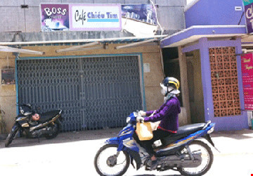 Tại TP Đà Lạt từng xôn xao về vụ vỡ hụi với số tiền ước tính trên 50 tỷ đồng có liên quan đến vợ chồng Trần Văn Đẳng và Bùi Thị Mỹ Dung (tạm trú phường 9, TP Đà Lạt), chủ quán cà phê Chiều Tím. Bằng thủ đoạn vay tiền trả lãi suất “khủng” trên 15% mỗi tháng, cả hai được nhiều người cho vay hàng trăm triệu đồng. Tuy nhiên, đến khi cặp vợ chồng này bí mật bỏ trốn thì ba nạn nhân là chị B., chị U. và chị H. do quá hoang mang đã uống thuốc rầy, nhảy lầu tự tử. May mắn cả ba được gia đình phát hiện cứu sống. Ảnh quán cà phê chiều Tím của vợ chồng chủ hụi ở Đà Lạt. Nguồn ảnh: Công an TP HCM.