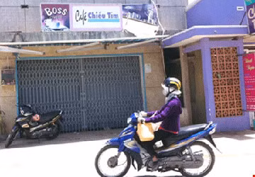 Tại TP Đà Lạt từng xôn xao về vụ vỡ hụi với số tiền ước tính trên 50 tỷ đồng có liên quan đến vợ chồng Trần Văn Đẳng và Bùi Thị Mỹ Dung (tạm trú phường 9, TP Đà Lạt), chủ quán cà phê Chiều Tím. Bằng thủ đoạn vay tiền trả lãi suất “khủng” trên 15% mỗi tháng, cả hai được nhiều người cho vay hàng trăm triệu đồng. Tuy nhiên, đến khi cặp vợ chồng này bí mật bỏ trốn thì ba nạn nhân là chị B., chị U. và chị H. do quá hoang mang đã uống thuốc rầy, nhảy lầu tự tử. May mắn cả ba được gia đình phát hiện cứu sống. Ảnh quán cà phê chiều Tím của vợ chồng chủ hụi ở Đà Lạt. Nguồn ảnh: Công an TP HCM.