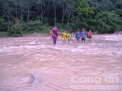 Dù nguy hiểm nhưng cô sẽ giúp các em... Nguồn ảnh: Công an TP HCM.
