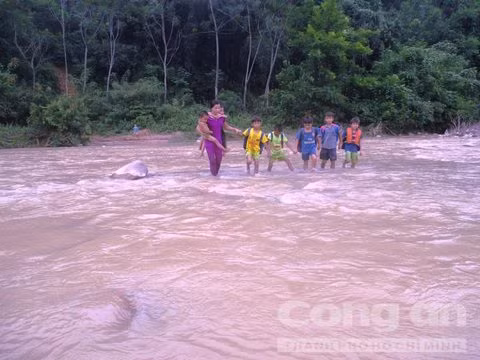 Dù nguy hiểm nhưng cô sẽ giúp các em... Nguồn ảnh: Công an TP HCM.