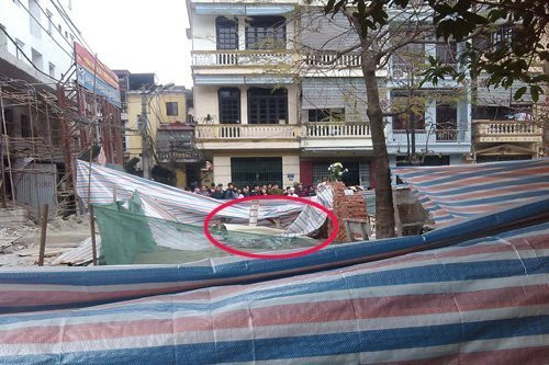 Hồi tháng 1/2013, tại công trình chung cư Học viện Quân y (phường Phúc La, quận Hà Đông), một chiếc thùng sắt đang được cẩu lên công trình thì bất ngờ rơi xuống. Đúng lúc đó, một nam sinh đi phía dưới bị thùng sắt rơi, đè trúng và tử vong.