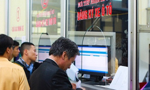 Tuần qua, dư luận quan tâm đến vấn đề sang tên đổi chủ phương tiện khi thời hạn áp dụng quy định đang gần đến ngày chót. Theo đó, người dân cần sang tên đổi chủ cho xe từ nay cho đến hết ngày 31/12/2016. Bắt đầu từ 1/1/2017, việc xử phạt xe không sang tên đổi chủ sẽ bắt đầu. Nguồn ảnh: Đời sống pháp luật.