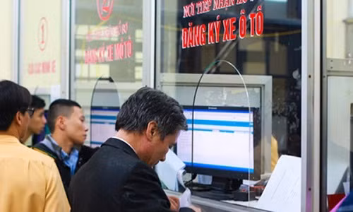 Tuần qua, dư luận quan tâm đến vấn đề sang tên đổi chủ phương tiện khi thời hạn áp dụng quy định đang gần đến ngày chót. Theo đó, người dân cần sang tên đổi chủ cho xe từ nay cho đến hết ngày 31/12/2016. Bắt đầu từ 1/1/2017, việc xử phạt xe không sang tên đổi chủ sẽ bắt đầu. Nguồn ảnh: Đời sống pháp luật.