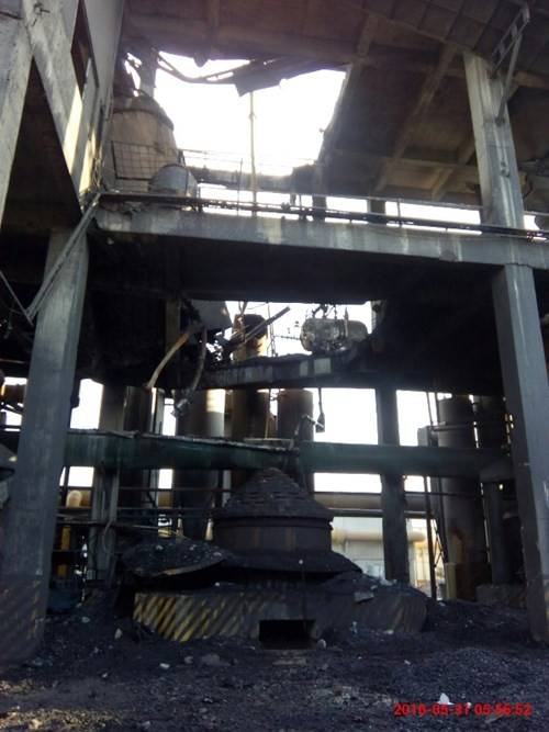 Hồi tháng 5 vừa rồi, một tai nạn thương tâm đã xảy ra tại nhà máy gạch Tasa (Cty CP gạch men Tasa, tại KCN Thụy Vân TP Việt Trì, Phú Thọ). Thông tin trên báo Tiền Phong cho hay, lò hơi của công ty gạch men bất ngờ phát nổ trong đêm, xuyên thủng 3 tầng bê tông, hất văng nam công nhân đang kiểm tra hệ thống điều khiển, tử vong tại chỗ. Ảnh hiện trường vụ nổ xuyên thủng 3 tầng bê tông. Nguồn ảnh: Tiền Phong.