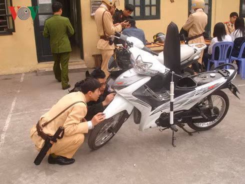 CSGT kiểm tra, xác minh nguồn gốc xe của người vi phạm Luật giao thông.