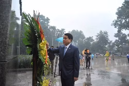 Lẵng hoa được dâng lên tượng đài đài V.I Lenin mang dòng chữ: Kỷ niệm 99 năm Cách mạng Tháng Mười Nga (7/11/1917 - 7/11/2016). Đây là hoạt động thường niên của Hà Nội vào mỗi dịp kỷ niệm CM tháng 10 Nga để bày tỏ lòng biết ơn sâu sắc đối với V.I.Lênin.