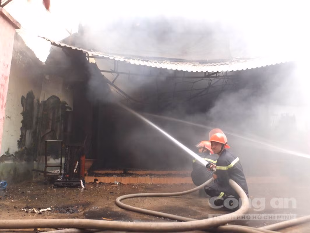 Trước vụ cháy karaoke Trần Thái Tông (Hà Nội), ngày 12/10, quán karaoke Cosy trên đường Lê Văn Phẩm (thành phố Mỹ Tho, tỉnh Tiền Giang) cũng bị bà hỏa viếng thăm. Hơn 30 phòng hát tại quán bị lửa bao trùm, lực lượng chữa cháy phải dùng búa phá tường để chữa cháy. Nguồn ảnh: Công an TP HCM.