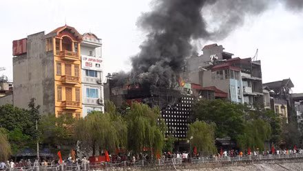 Ngày 31/8, một vụ cháy lớn tại quán karaoke Zozo số 157 Vũ Tông Phan (phường Khương Trung, Thanh Xuân, Hà Nội) đã xảy ra khiến tầng trên cùng của quán hát bị thiêu trụi. Ngọn lửa cũng lan sang một số nhà dân bên cạnh. Nguồn ảnh: Lao Động.