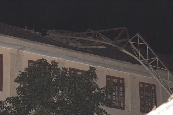 Một phần của trục cần cẩu đập thẳng vào mái của dãy nhà 3 tầng của trường Lê Viết Thuật khiến phần mái bị thủng lỗ lớn. Nguồn ảnh: VTC.