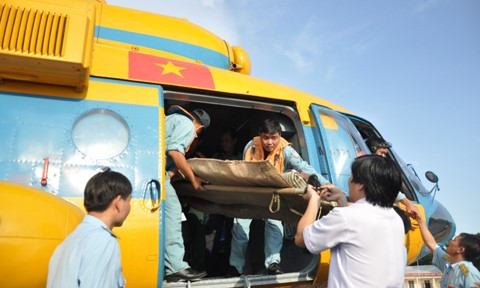 Trực của Trung đoàn Không quân 917 (Sư đoàn Không quân 370) đã đưa bệnh nhân về TP HCM.