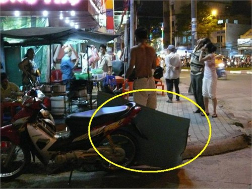 Một mảng của tấm bảng quảng cáo rơi trúng đầu nạn nhân. Nguồn ảnh: Bưu điện VN.