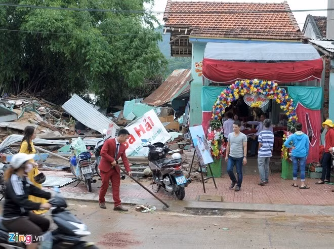 Lũ ở Phú Yên đợt vừa rồi đã khiến không ít gia đình chịu nhiều thiệt hại. Giữa đêm 2/11, nước lũ trên sông Kỳ Lộ (huyện Đồng Xuân, Phú Yên) tràn về cuồn cuộn, dâng cao nhấn chìm nhiều khu dân cư khiến nhà dân ở thị trấn La Hai ngập đến tận nóc. Hai vợ chồng ông Nguyễn Văn Hải (ngụ thị trấn La Hai) cùng con trai vội vàng sơ tán tránh lũ ở nhà hàng xóm. "Hai vợ chồng tôi cùng con trai vừa lên tầng 2 nhà hàng xóm lánh nạn thì lũ giật sập căn nhà phát ra tiếng nổ ầm ầm...Nghĩ đến ngày cưới của con đã cận kề mà căn nhà đổ sập mà chân tay tôi rụng rời", ông Hải kể.