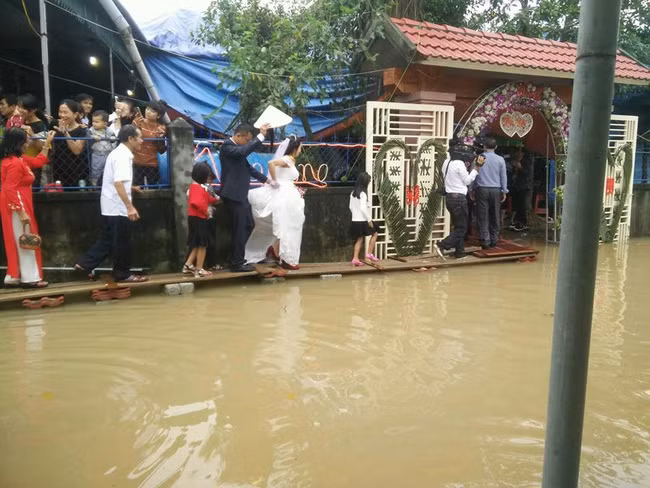 Con đường nhỏ đón cô dâu ngày mưa lũ.