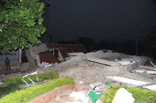 Vụ tai nạn sập nhà 5 tầng xảy ra tại phường Hợp Giang, TP Cao Bằng đã khiến 6 người trong cùng một gia đình bị vùi lấp (trong đó, tại thời điểm tai nạn có 3 người tử vong, 3 người khác bị thương). Ảnh hiện trường vụ sập nhà. Nguồn ảnh: báo Cao Bằng.