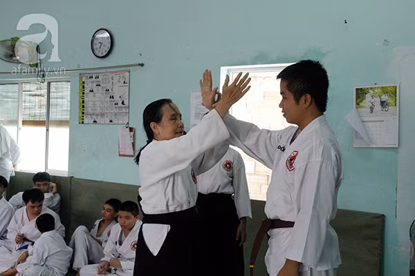 10 năm là quãng thời gian cô Nguyễn Thị Thanh Loan (TP HCM) dạy võ miễn phí cho trẻ em khuyết tật. Năm 20 tuổi, cô vinh dự là người phụ nữ thứ hai ở Việt Nam đạt được đẳng Shodan (huyền đai quốc tế Aikikai), văn bằng do tổ sư Morihei Ueshiba - người sáng lập môn võ Aikido ký. Nguồn ảnh: Afamily.