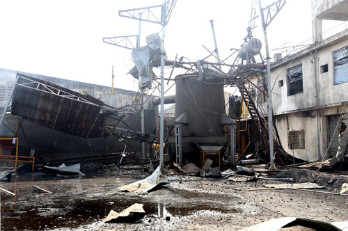 Trước đó vào sáng ngày 29/3, một vụ nổ nồi hơi cũng đã xảy ra ở Công ty TNHH Shijar (Đài Loan, chuyên sản xuất gạch men) trên đường Nguyễn Thái Bình (TP Thủ Dầu Một, Bình Dương) khiến hai công nhân bị đẩy văng xa hàng chục mét và tử vong tại chỗ. Nguồn ảnh: Vnexpress.