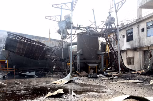 Trước đó vào sáng ngày 29/3, một vụ nổ nồi hơi cũng đã xảy ra ở Công ty TNHH Shijar (Đài Loan, chuyên sản xuất gạch men) trên đường Nguyễn Thái Bình (TP Thủ Dầu Một, Bình Dương) khiến hai công nhân bị đẩy văng xa hàng chục mét và tử vong tại chỗ. Nguồn ảnh: Vnexpress.