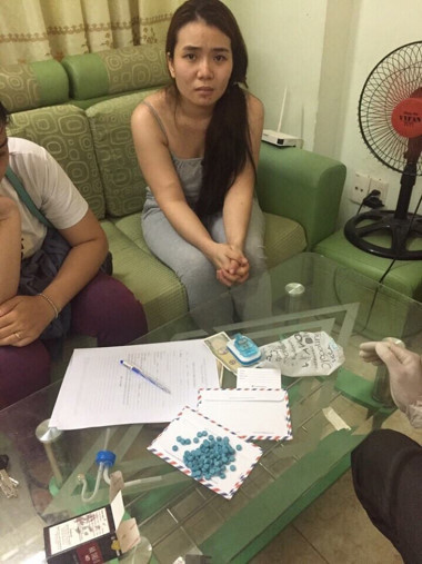 Không chỉ thuê khách sạn làm động lắc thác loạn, trùm ma túy Đỗ Qúy Sắc (42 tuổi, ngụ quận 5, có một tiền án về tội mua bán ma túy) còn biến nơi đây thành nơi buôn bán, phân phối ma túy cho các con nghiện. Sắc thuê nhiều phòng tại khách sạn và đặt sẵn ma túy trong đó, con nghiện tới mua chỉ việc vào tự động lấy ma túy và để lại tiền. Ảnh một đối tượng mua ma túy tại đây bị bắt. Nguồn ảnh: VOV.