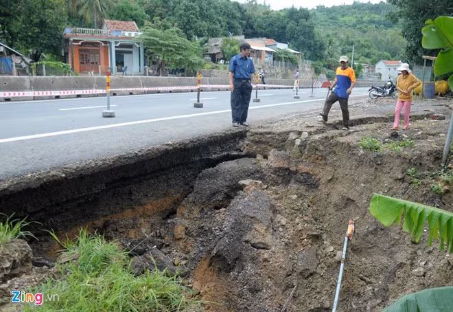 Trao đổi với Zing.vn, ông Nguyễn Thành Trí, Giám đốc Sở GTVT Phú Yên, cho biết, mưa lũ gây hỏng nặng quốc lộ 1 qua địa bàn. Trong đó, lũ gây vết nứt ngang, sạt trượt ta luy âm đoạn quốc lộ 1 ở thôn Cần Lương (xã An Dân) kéo dài hơn 50m. Nếu không sớm khắc phục, điểm sạt trượt này có nguy cơ gây đứt quốc lộ, chia cắt tuyến giao thông huyết mạch Bắc- Nam.