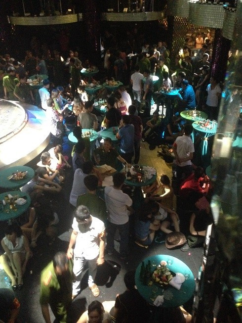 Năm 2014, vụ đột kích vũ trường New Square (Hà Nội) cũng gây xôn xao dư luận. Hai trăm thanh niên đang quay cuồng trong tiếng nhạc chát chúa, ánh đèn mở ảo thì bị công an ập vào kiểm tra. Trong số hàng trăm người bị tạm giữ có 76 người có phản ứng dương tính với ma túy. Bên trong vũ trường, lực lượng chức năng thu giữ nhiều ma túy đá, ma túy tổng hợp. Nguồn ảnh: Zing.