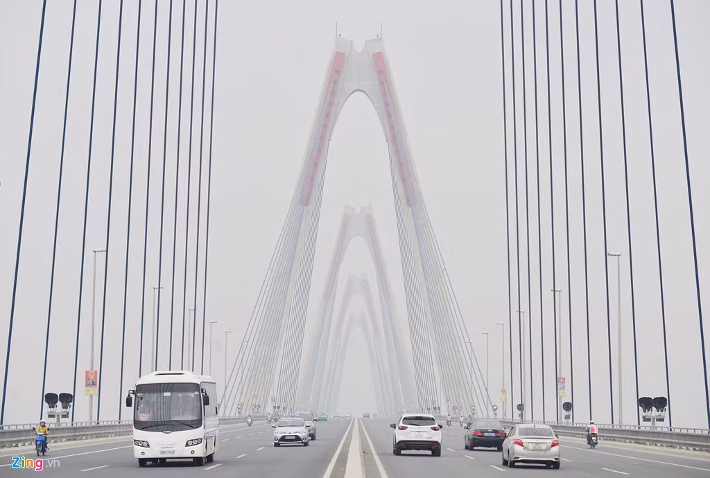 5 nhịp cầu mờ ảo trong sương mù dày đặc lúc 12h trưa.