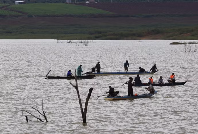 Sáng ngày 25/6, 3 người đàn ông này đã chèo thuyền qua hồ thủy điện Đại Ninh để vào xã Tà Hine, huyện Đức Trọng, tỉnh Lâm Đồng mua sầu riêng về bán thì thuyền bị lật khiến cả 3 bị chìm xuống lòng hồ. Nguồn ảnh: Báo Giao thông.