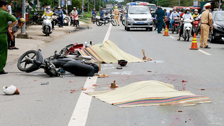 Chiều 3/11, đoạn Quốc lộ 1 cũ (thuộc địa phận ấp Tân Quới Đông, xã Tân Ngãi, TP Vĩnh Long, tỉnh Vĩnh Long) vụ va chạm giao thông giữa xe container và hai xe mô tô khiến 2 người điều khiển xe mô tô tử vong tại chỗ. Nguồn ảnh: Công Lý.