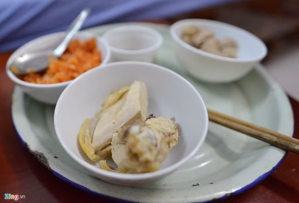 Món ăn ưa thích bao nhiêu năm của cụ ông là cơm nếp, thịt gà. Hơn nữa, cụ Phương thích uống nước nóng. Dù nước sôi sùng sục rót ra cốc, bỏng giãy, cụ vẫn đưa lên miệng uống luôn được.