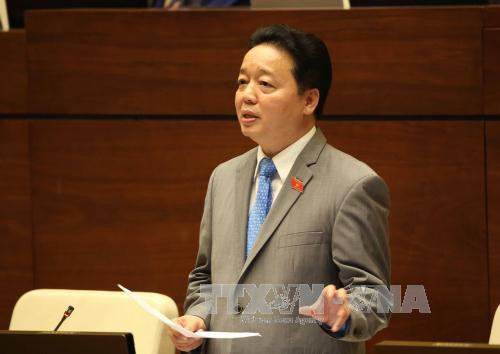 Bộ trưởng Bộ Tài nguyên và Môi trường Trần Hồng Hà trả lời chất vấn. Ảnh: Phương Hoa/TTXVN.