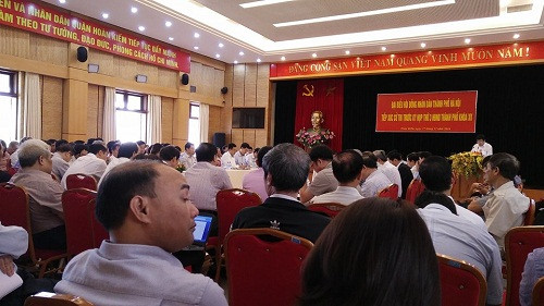 Tại buổi tiếp xúc với đoàn đại biểu HĐND TP Hà Nội, nhiều cử tri phấn khởi bởi được gặp lãnh đạo TP để bày tỏ những kiến nghị về các vấn đề thời sự đang “nóng” và được dư luận đặc biệt quan tâm gây ảnh hưởng mạnh mẽ đến đời sống của nhân dân. Nhiều cử tri Hà Nội bức xúc về các biển hiệu quảng cáo, karaoke không đảm bảo an toàn kỹ thuật, dễ xảy ra tình trạng cháy nổ vẫn đang tồn tại trên địa bàn Thủ đô.