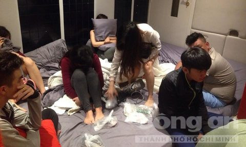 Tại hiện trường, mùi thuốc lá bốc lên nồng nặc, ma túy tổng hợp, bao cao su, đồ lót phụ nữ... vương vãi trên nền nhà. Nguồn ảnh: Công an TP HCM.