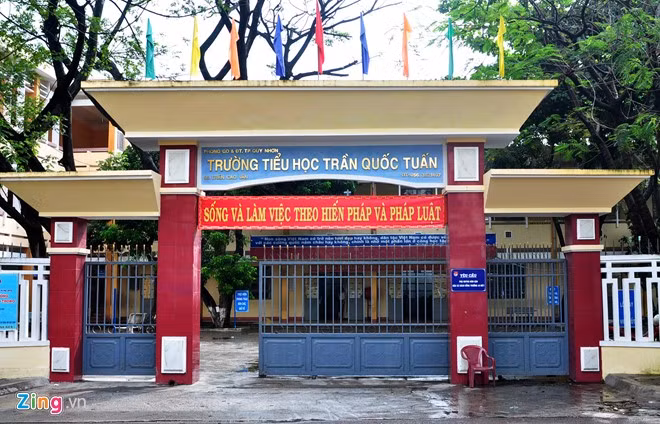  Nguyễn Đăng Nhật Minh, đang học lớp 3C, trường Tiểu học Trần Quốc Tuấn (TP Quy Nhơn, Bình Định), có thể nói tiếng Anh lưu loát.