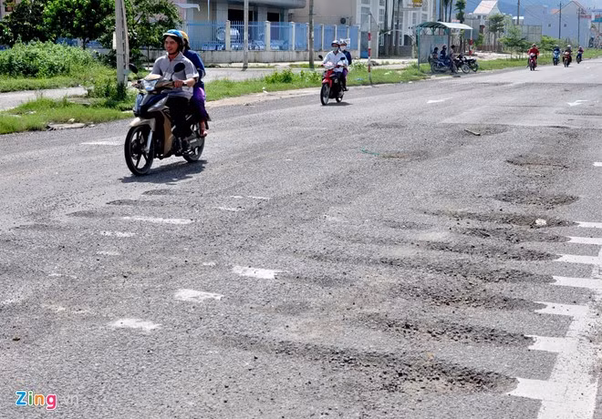Vết lõm sâu dày đặc trên quốc lộ 1 đoạn qua thị trấn Diêu Trì (huyện Tuy Phước, tỉnh Bình Định).