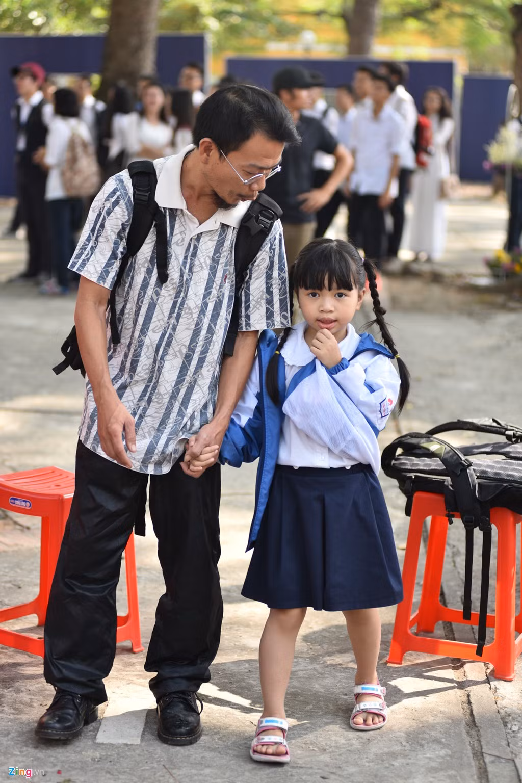 Trong số những người cũ thăm trường còn có anh Vũ Tùng Quân, cựu học sinh khoá 1991-1994. Anh đi cùng con gái, cháu hiện học lớp 1, trường Tiểu học Chu Văn An gần đó.