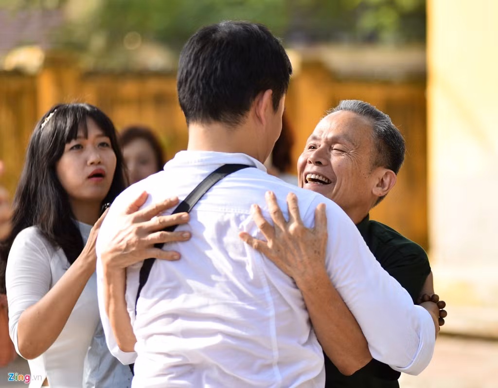 Thầy Trần Đình Phong, nguyên giáo viên dạy văn, gặp lại học trò cũ. "Bình thường, chúng tôi rất khó gặp được nhau. Những dịp hội trường thế này là cơ hội hiếm hoi để anh em hội ngộ đông đủ", thầy Phong nói.
