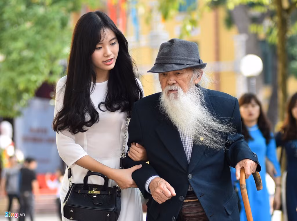 Thầy Nguyễn Lâm, giáo viên dạy toán của trường THPT Chu Văn An trong thời kỳ chống Mỹ. “Gần đây, do tuổi cao, tôi nằm viện thường xuyên nên ít có cơ hội về thăm trường cũ. Được ra viện đúng dịp 20/11, tôi trở về đây, rất hạnh phúc khi thấy trường khang trang, đẹp hơn xưa”, thầy Lâm tâm sự.