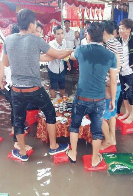 Còn đây là cách các thanh niên cùng nhau đứng lên nâng cốc chúc mừng đám cưới mùa lũ.