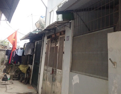 Ngày 27/2, Báo công an nhân dân có đưa tin, cơ quan Cảnh sát điều tra Công an quận Long Biên (Hà Nội) cho biết vừa ra quyết định khởi tố bị can đối với Phan Anh Dũng (36 tuổi, hộ khẩu thường trú tại phố Trần Quý Cáp, quận Đống Đa, TP Hà Nội) về hành vi giết người. Dũng nghiện ma túy, từng có 3 tiền sự và chồng của nạn nhân là dân chơi ma túy tổng hợp có mối quan hệ khăng khít với nhau. Tuy nhiên, Dũng đã nhẫn tâm dùng lửa đốt vợ, con của người bạn thân đang ở nhờ nhà của anh ta. Rất may, mẹ con nạn nhân may mắn thoát nạn. Ảnh hiện trường vụ đốt nhà, giết người tại Long Biên. Nguồn ảnh: CAND.