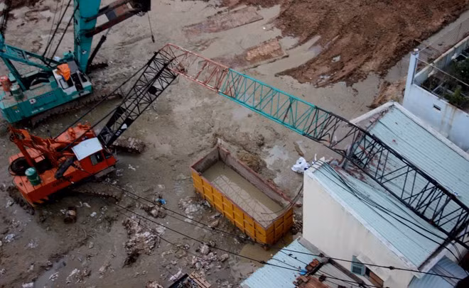 Thời gian gần đây xảy ra hàng loạt vụ sập cần cẩu đáng sợ gây thiệt hại về người và tài sản. Ngày 16/11, thông tin trên báo Zing có đưa, cần cẩu công trình một dự án ở Quy Nhơn bất ngờ gãy gập đổ sập xuống nhà dân cạnh đó. Nguồn ảnh: H.Nhan.