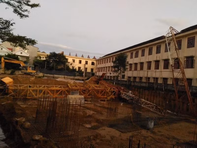 Cần cẩu gãy thành nhiều khúc. Nguồn ảnh: Xây dựng.