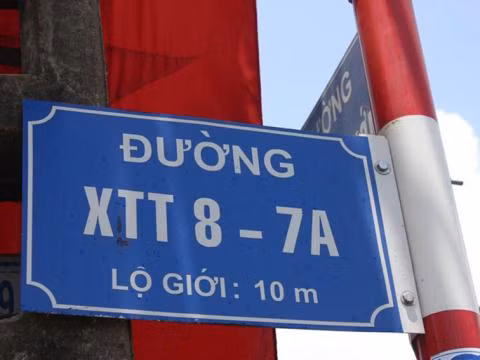 Đọc tên đường mà như đọc mật mã...