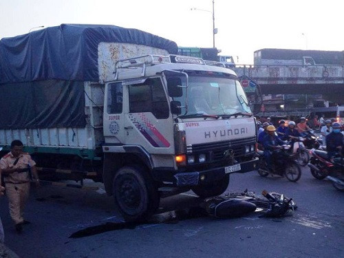 Cũng trong ngày 22/11, thông tin trên báo Người lao động cho biết, chiếc xe tải BKS 61C-223.07, lưu thông trên Quốc lộ 1, hướng từ quận Thủ Đức qua quận 12, TP HCM thì va chạm với xe máy BKS 75H7-8601 do 2 người đàn ông chở nhau đang lưu thông cùng chiều. Xe tải tiếp tục kéo lê chiếc xe máy một đoạn khiến người ngồi sau xe máy chấn thương nặng, được chuyển vào bệnh viện cấp cứu trong tình trạng nguy kịch. Tại hiện trường, chiếc xe máy biến dạng. Nguồn ảnh: Báo Người lao động.