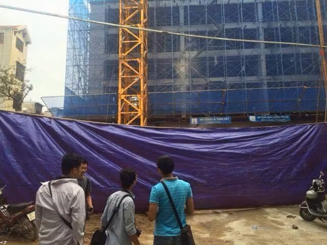 Tháng 10 tại công trình xây dựng tòa cao ốc trên phố Giáp Nhị, thuộc phường Thịnh Liệt, quận Hoàng Mai (Hà Nội) vụ sập giàn giáo xảy ra khiến 6 người thương vong. Theo một số nhân chứng, nhóm công nhân đang đổ bêtông ở tầng 6 tòa nhà thì bất ngờ sàn nhà sập kéo theo giàn giáo đổ xuống. Nguồn ảnh: VTC.