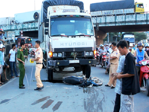 Ngày 22/11, khi vừa đến ngã tư cầu vượt Linh Xuân, phường Linh Xuân, quận Thủ Đức, một nam thanh niên điều khiển xe máy cho xe rẽ vào quốc lộ 1K thì xảy ra va chạm với xe tải mang chạy cùng chiều. Vụ va chạm khiến xe tải cán qua người thanh niên, làm anh này tử vong. Nguồn ảnh: Báo An ninh thủ đô.