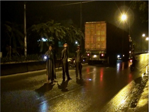 Một vụ tai nạn giao thông nghiêm trọng xảy ra vào đêm 16/11, trên đường Trần Văn Giàu (quận Bình Tân, TP HCM). xe máy do anh Lê Phước Khánh (26 tuổi, quê Sóc Trăng) điều khiển va chạm với xe container BKS 51C-320.88 (chưa rõ danh tính tài xế) chạy cùng chiều và bị xe này cán chết tại chỗ. Nguồn ảnh: Người lao động.