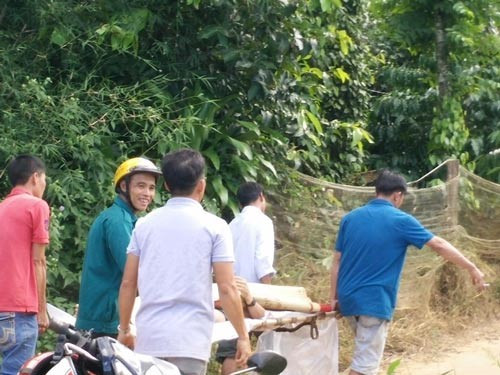 Chiều 27/11 người dân đã tìm thấy thi thể 4 nạn nhân tử nạn vụ lật thuyển tại Bình Phước. Ảnh: Người lao động.