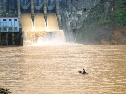 Hình ảnh người dân vùng lũ mạo hiểm tính mạng mưu sinh, chèo thuyền dưới đập nước xả lũ để đánh cá đăng trên báo An ninh thủ đô hồi tháng 10/2013 khiến người xem thót tim. Nguồn ảnh: ANTĐ.
