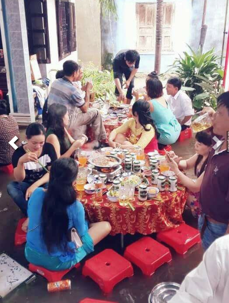 Vì nước ngập cao nên nhiều khách phải co chân gác lên ghế khi ngồi bàn tiệc.